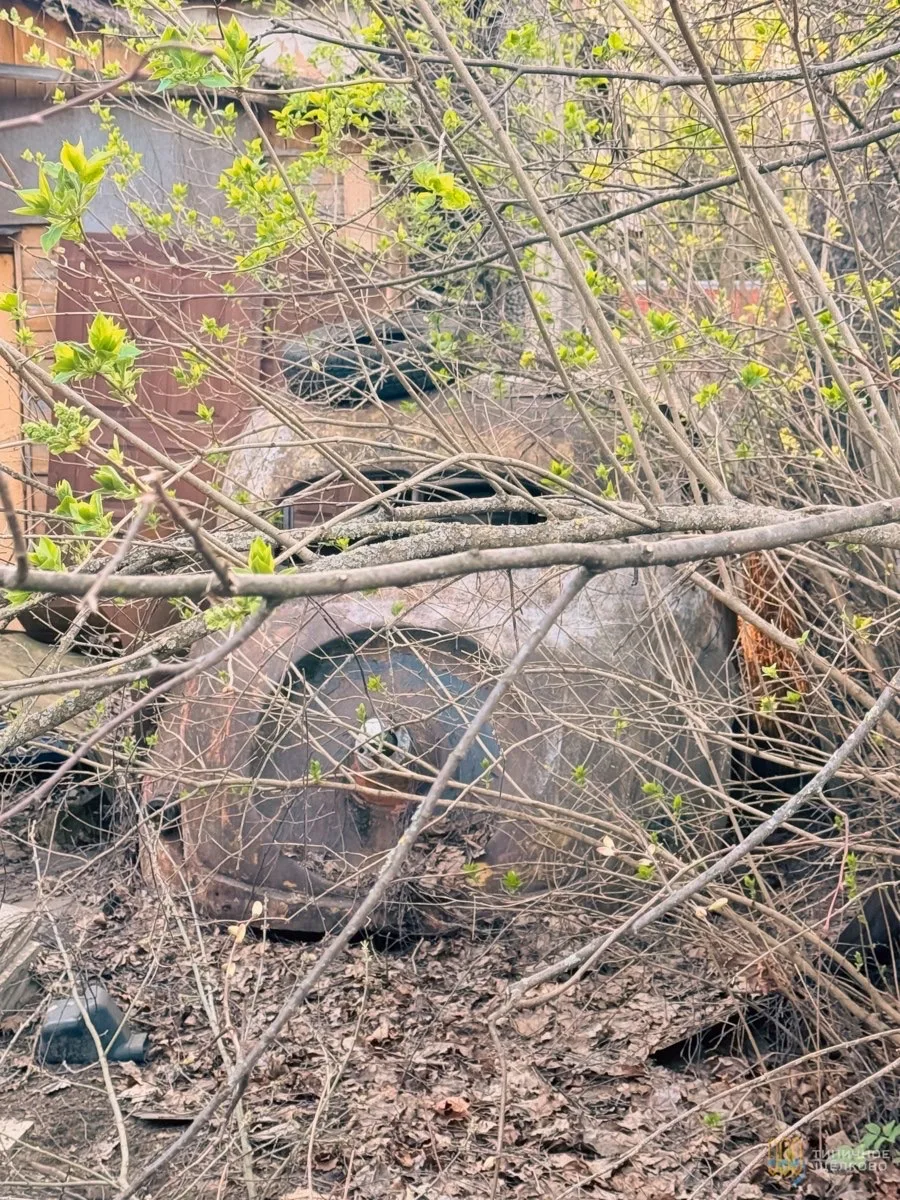 🚗 На одном из участков в Загорянке стоит BMW 321  Данный автомобиль выпускался с 1937 по 1950 года. 