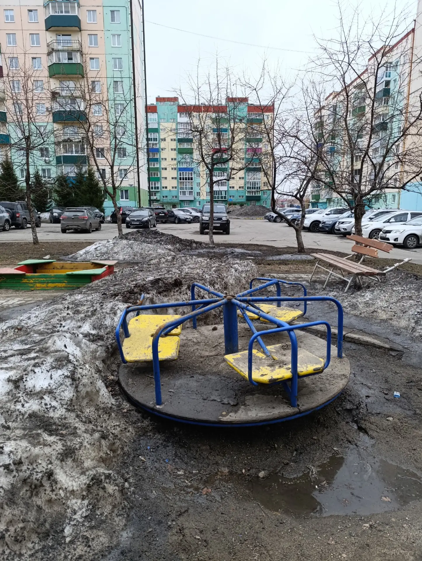Прошу администрацию города обратить внимание на детские площадки!!! Большинство площадок поломаны, п