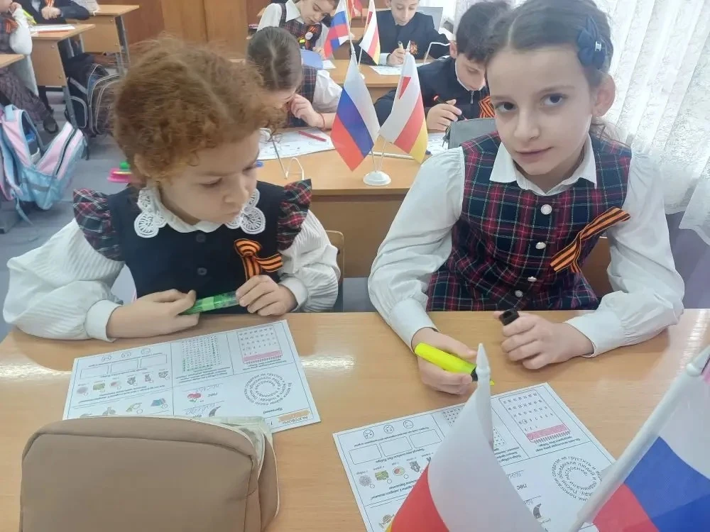 Утро понедельника, 4 мая, в лицее традиционно началось с торжественной линейки, выноса Государственн