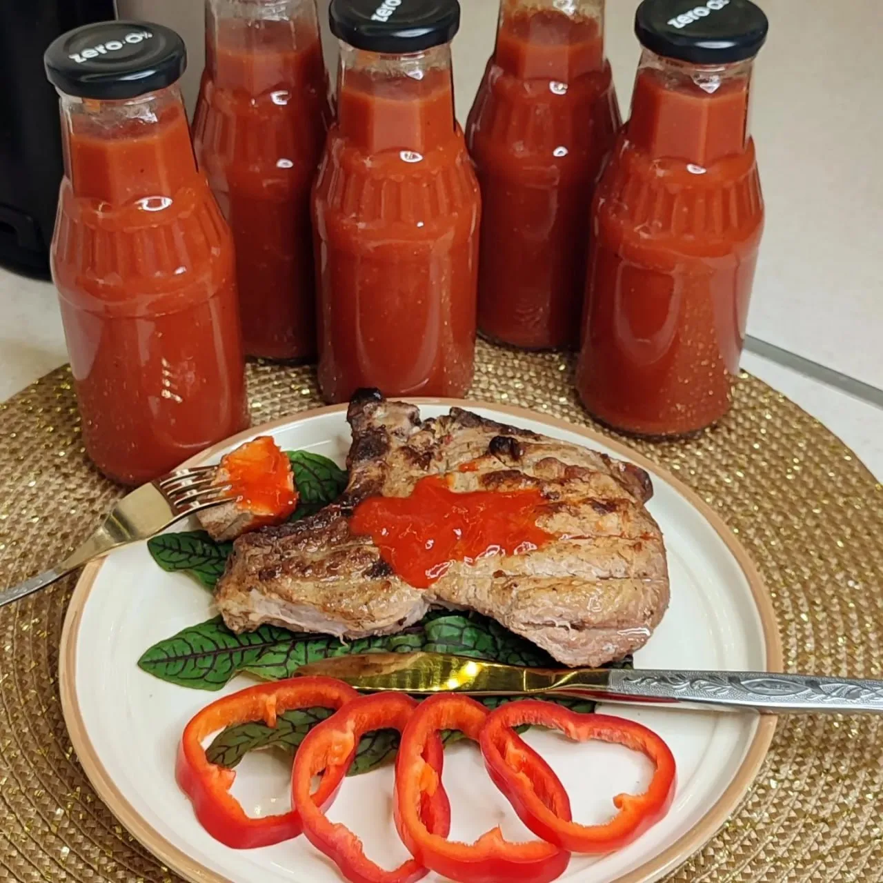Кетчуп "Пальчики оближешь"

🍅 1,5 кг. томатов, 300 гр. яблок любых, 300 гр. лука режем и ставим вар
