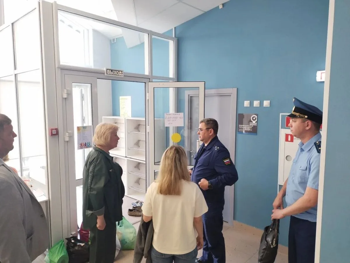 Городской прокурор Ильнур Гаянов навестил жителей, чьё имущество пострадало при атаке БПЛА.

Напомни