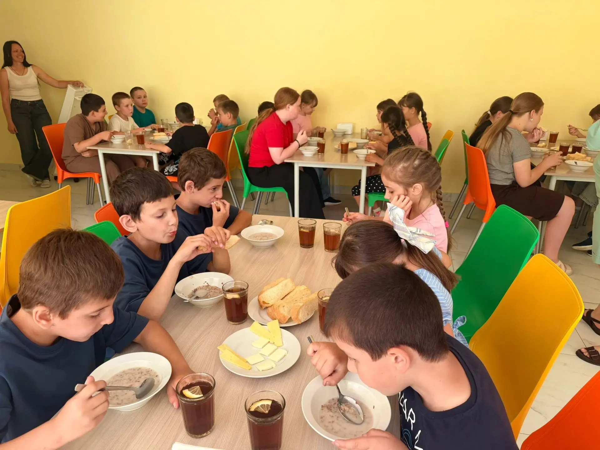 «Вкусно, сытно, витаминно!»: как в пришкольном лагере устроено правильное питание

Летний лагерь — э