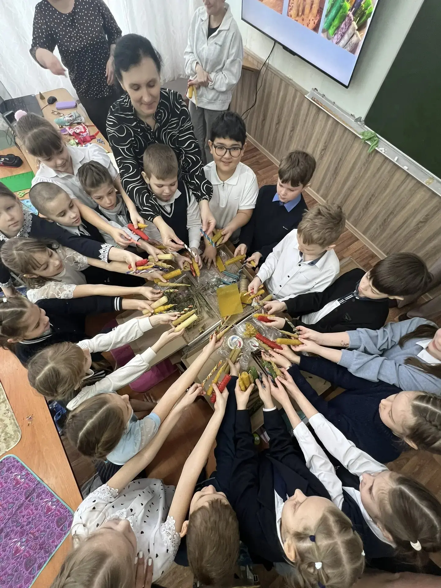 Сегодня в нашем классе (2А), я проводила мастер-класс по изготовлению свечей из медовой вощины.  Вос