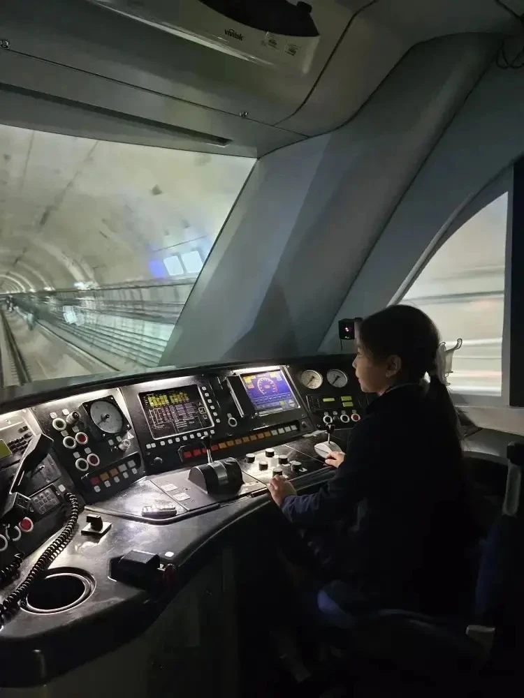 Не просто поездка, а приключение! 🚇  Учащиеся 1 «Б» класса совершили незабываемую поездку в Павильон