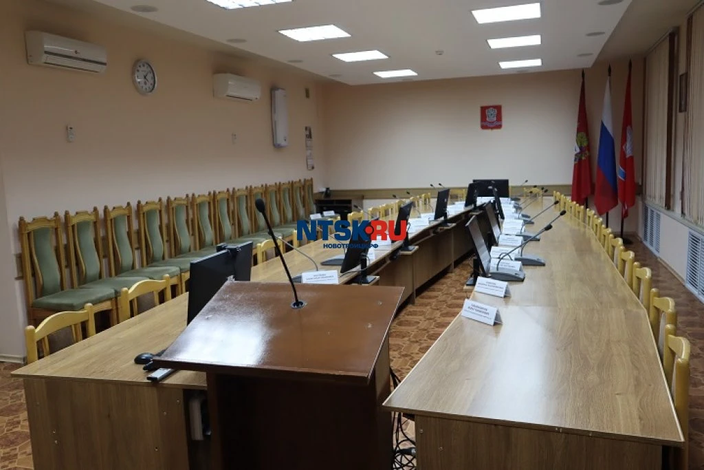 Словно мухи, тут и там, ходят слухи по домам