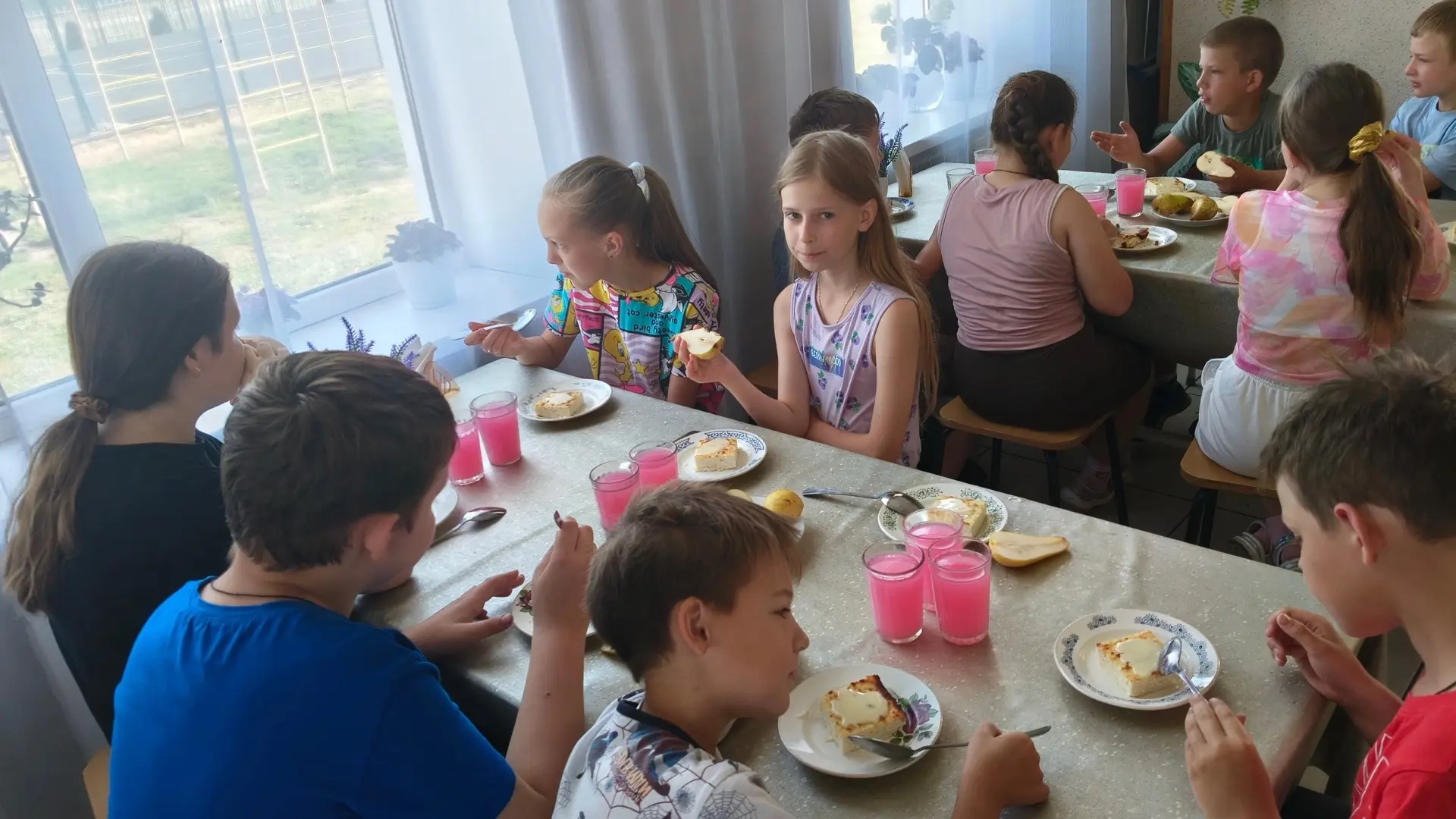 День 8 в лагере — празднично и душевно! ☀️
Утро началось с бодрой зарядки и вкусного завтрака. Дальш