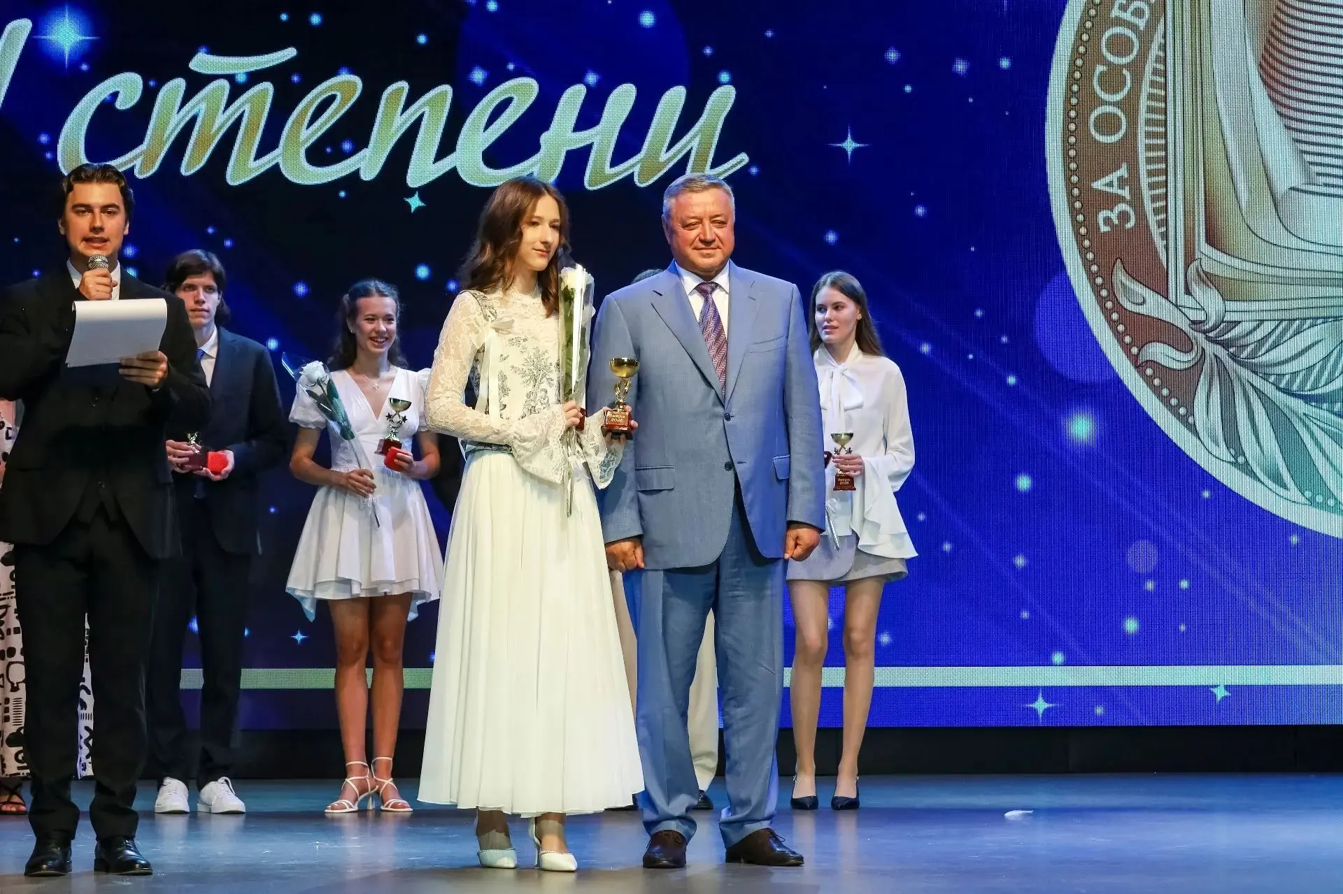 Сегодня в городском ДК имени Николая Островского провели бал медалистов.

В торжественной обстановке