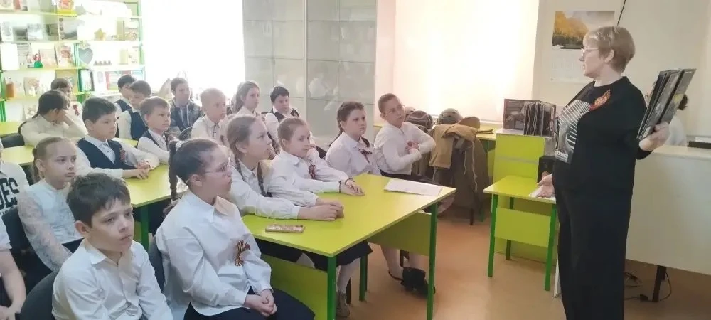 📚 Мы славим подвиг деда! Помним, гордимся, чтим  🇷🇺 Ученики 3 «Б» класса посетили библиотеку на улиц
