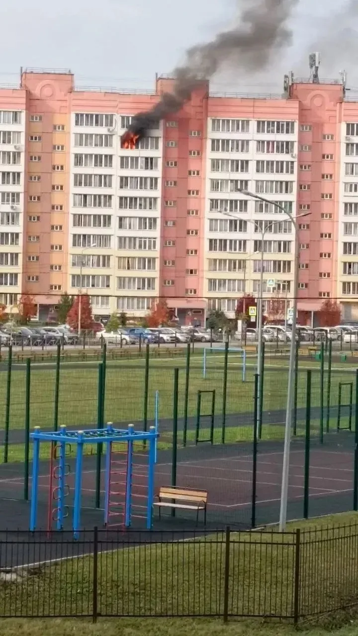 🚒 На 9 этаже десятиэтажки по адресу Петухова, 99/1 горит квартира.