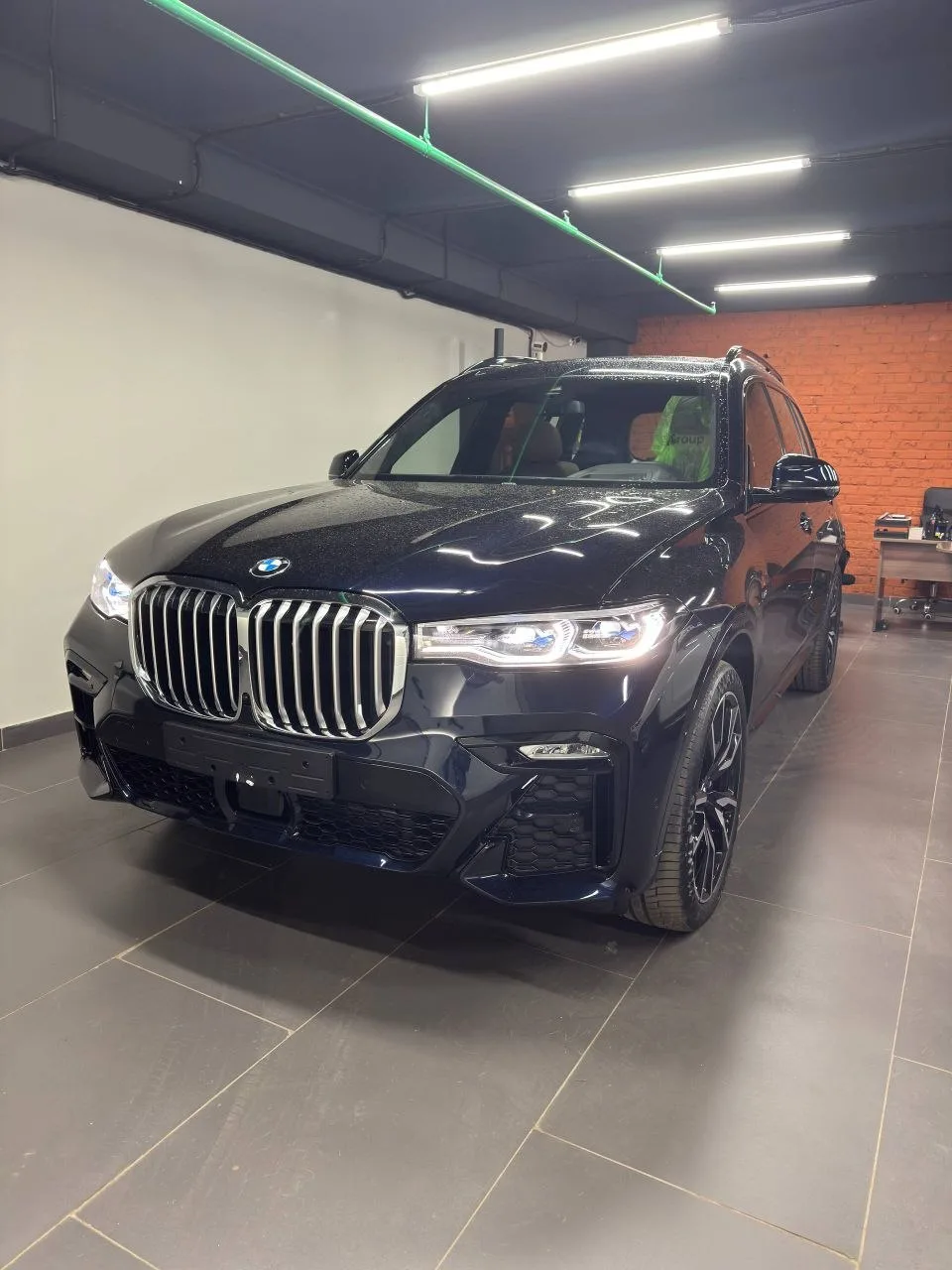 BMW X7 3.0 дизель M Sport 2025 (черный на коричневом)