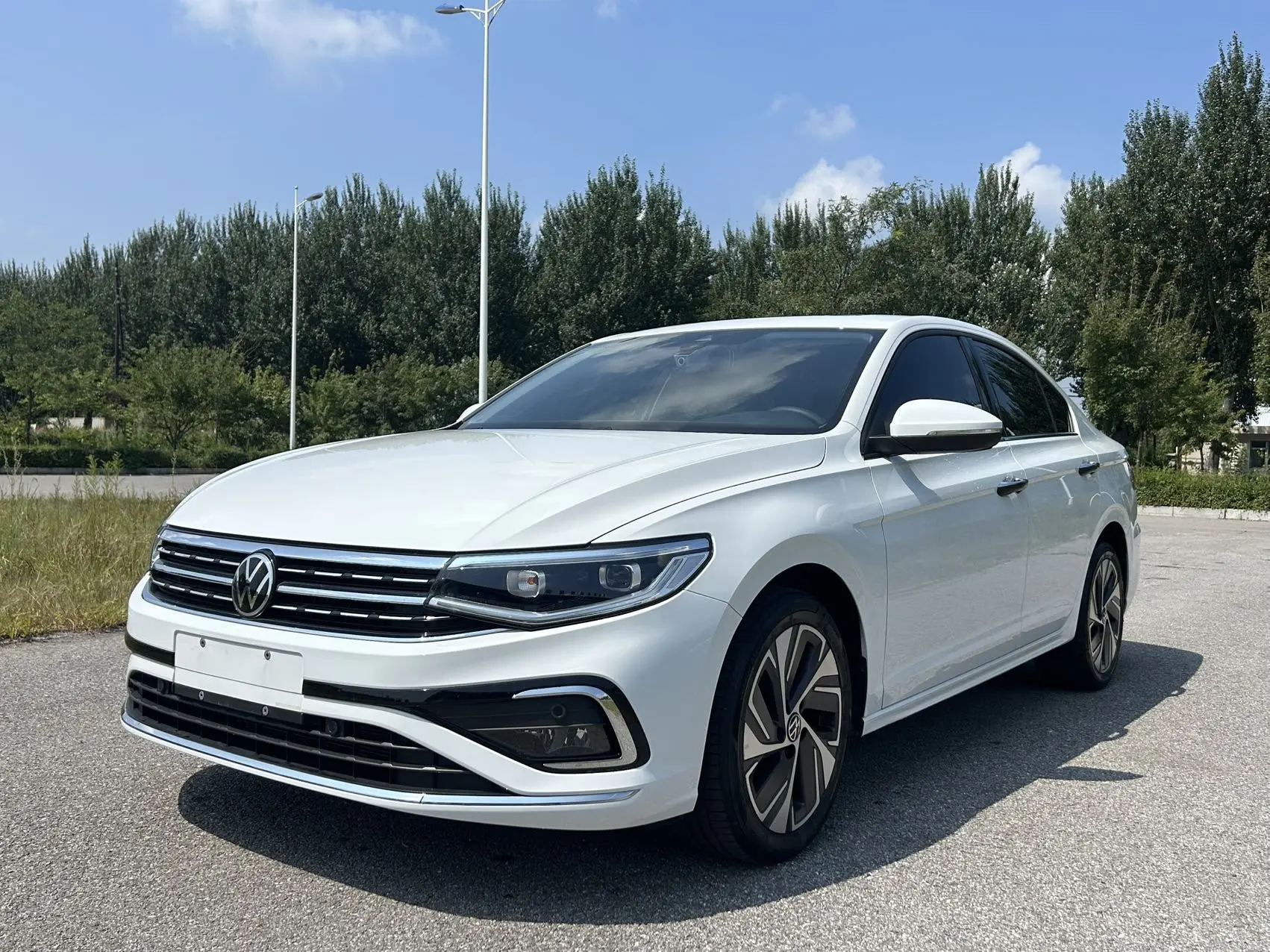 🚗￼В продаже в Китае надежный и современный седан Volkswagen Bora