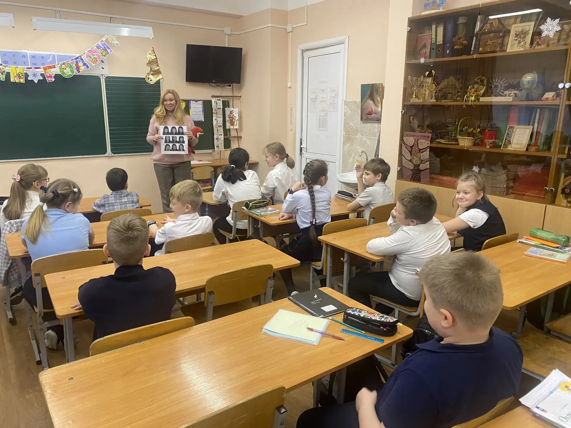 4 декабря на плановом уроке наш психолог начальной школы Шутько Екатерина Александровна провела заня