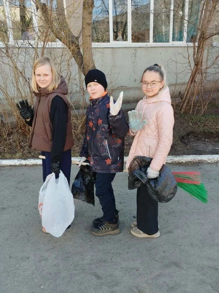 ШКОЛЬНЫЕ СУББОТНИКИ  — в самом разгаре 🧹  Уборка превращается в настоящее командное приключение с об