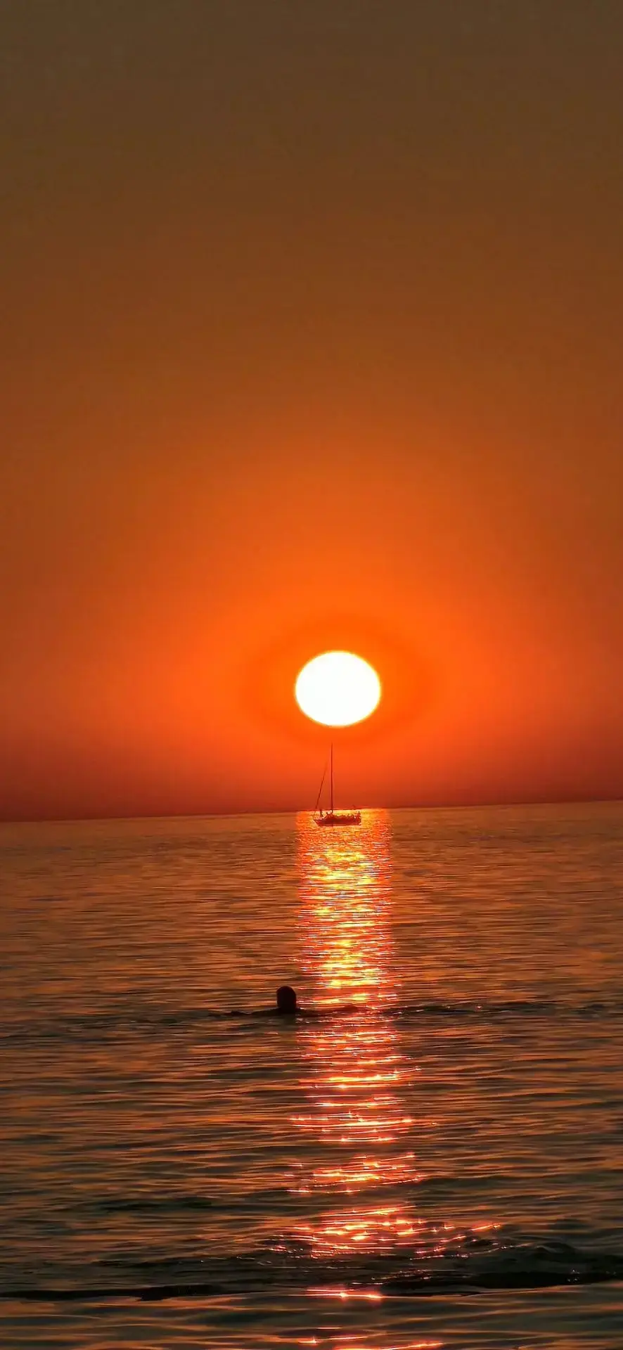 🌅 Вот таким закатом сегодня провожает день Анапа.