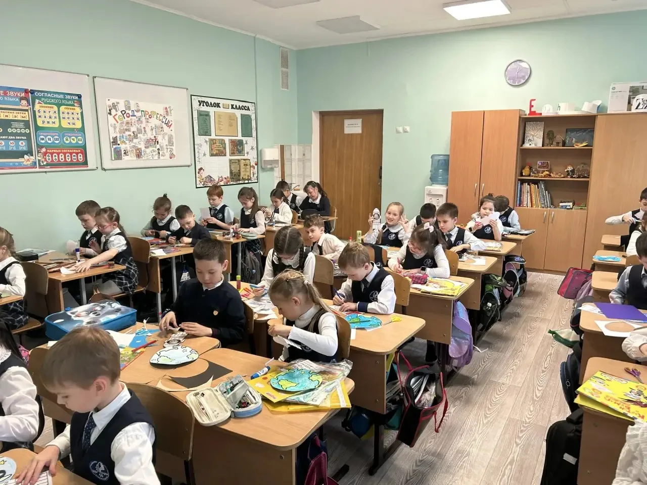 🚀 ЗВЕЗДНОЕ ПУТЕШЕСТВИЕ ПЕРВОКЛАССНИКОВ  В преддверии Дня космонавтики ребята из 1 В и 1 Г классов от
