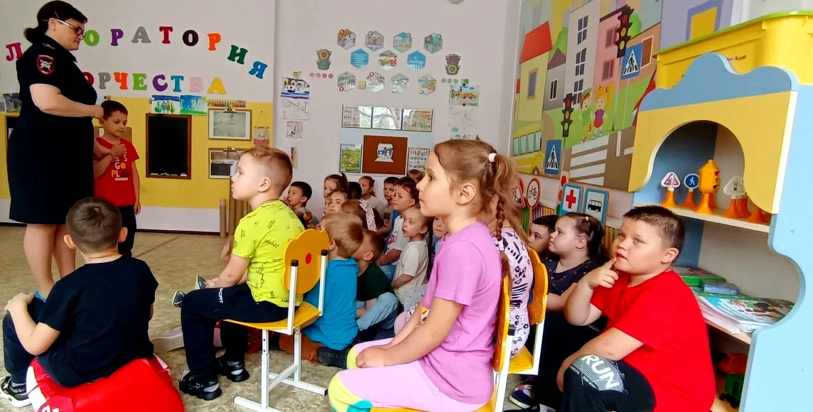 Друзья! 👮‍♀️ В гостях у ребят — инспектор ПБДД ОМВД РФ по Брюховецкому району Кийко Та...