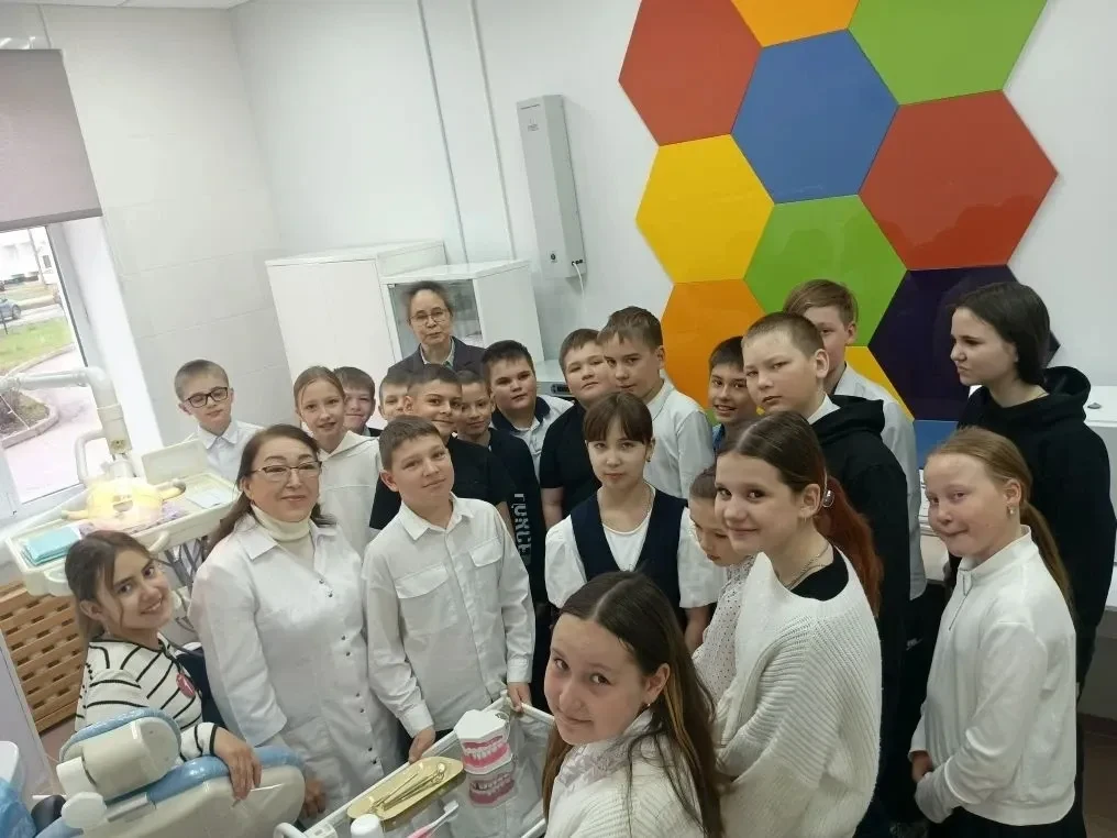 «Зуб болит, когда уже поздно. А мы приходим в школу, когда еще не поздно. 4 июня — день против карие