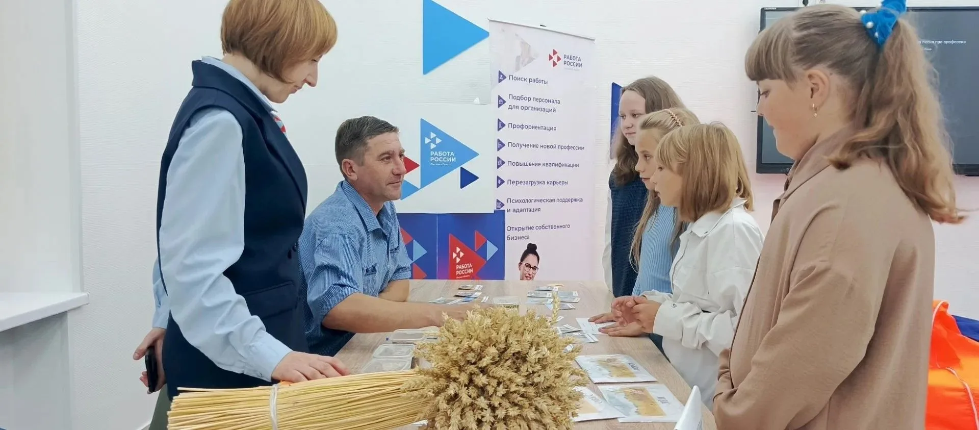 Шумно, ярко и мега-познавательно! Именно так начался новый учебный год у младших школьн...