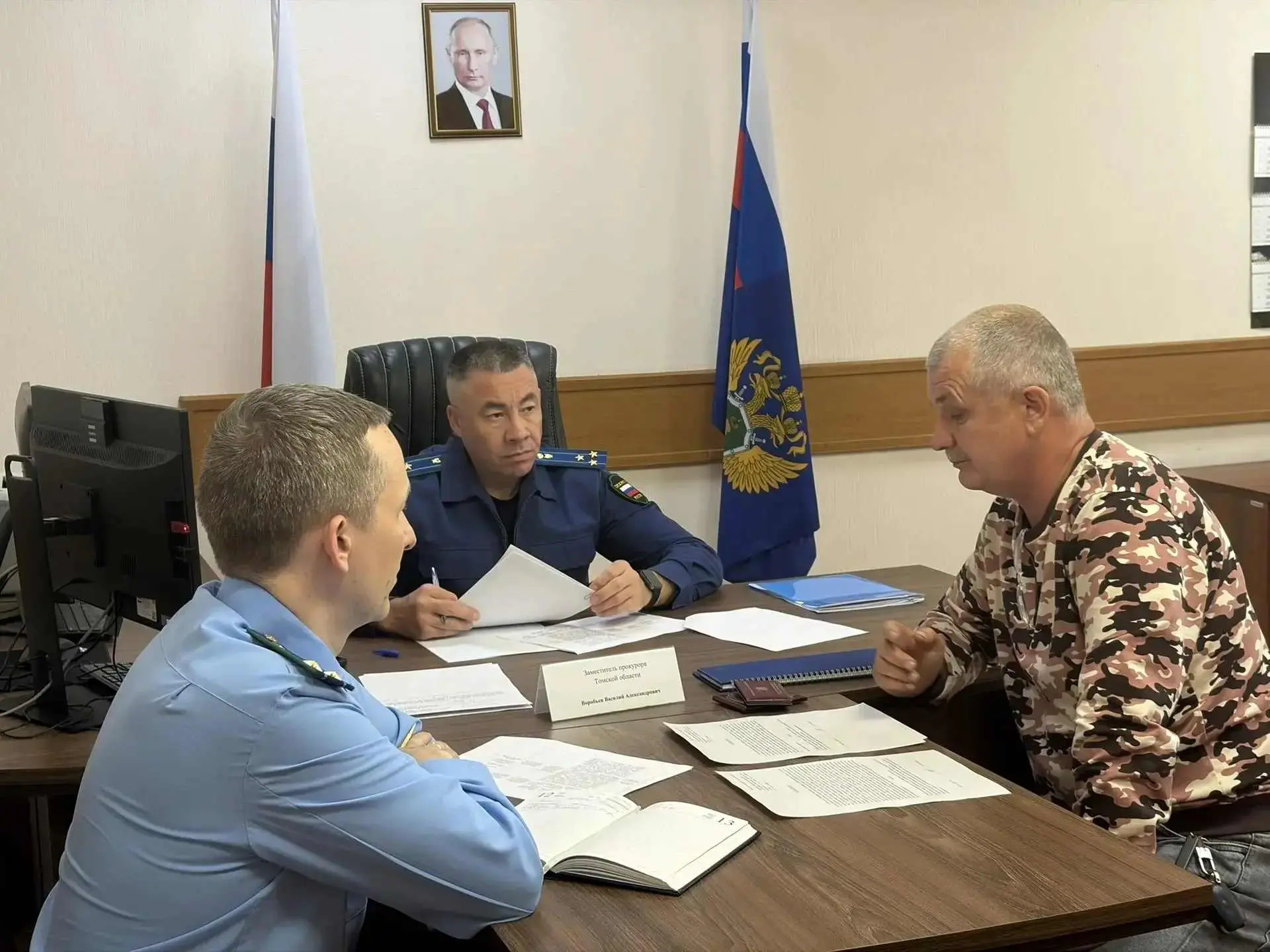 Заместитель прокурора региона Василий Воробьев провел личный прием жителей Асиновского ...