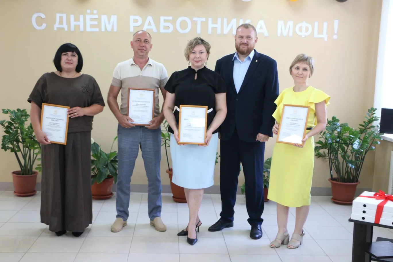 🎉 В Орске отметили тех, кто каждый день помогает людям
 
Работа в МФЦ - это ежедневный марафон обще