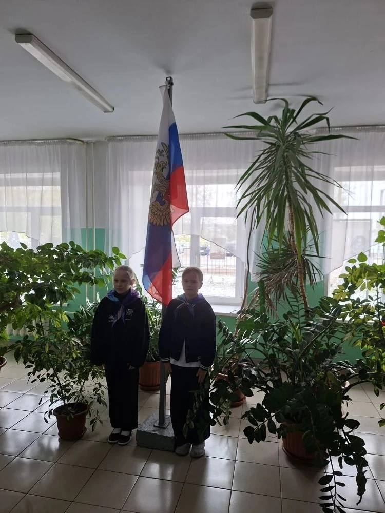 🏫Сегодня, дежурные классы торжественно подняли флаг России и исполнили гимны России и ...