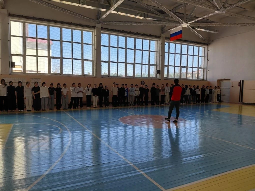 🇷🇺 Традиция укрепляет здоровье и командный дух! Сегодня день  начался  с бодрой «Зарядки с директоро