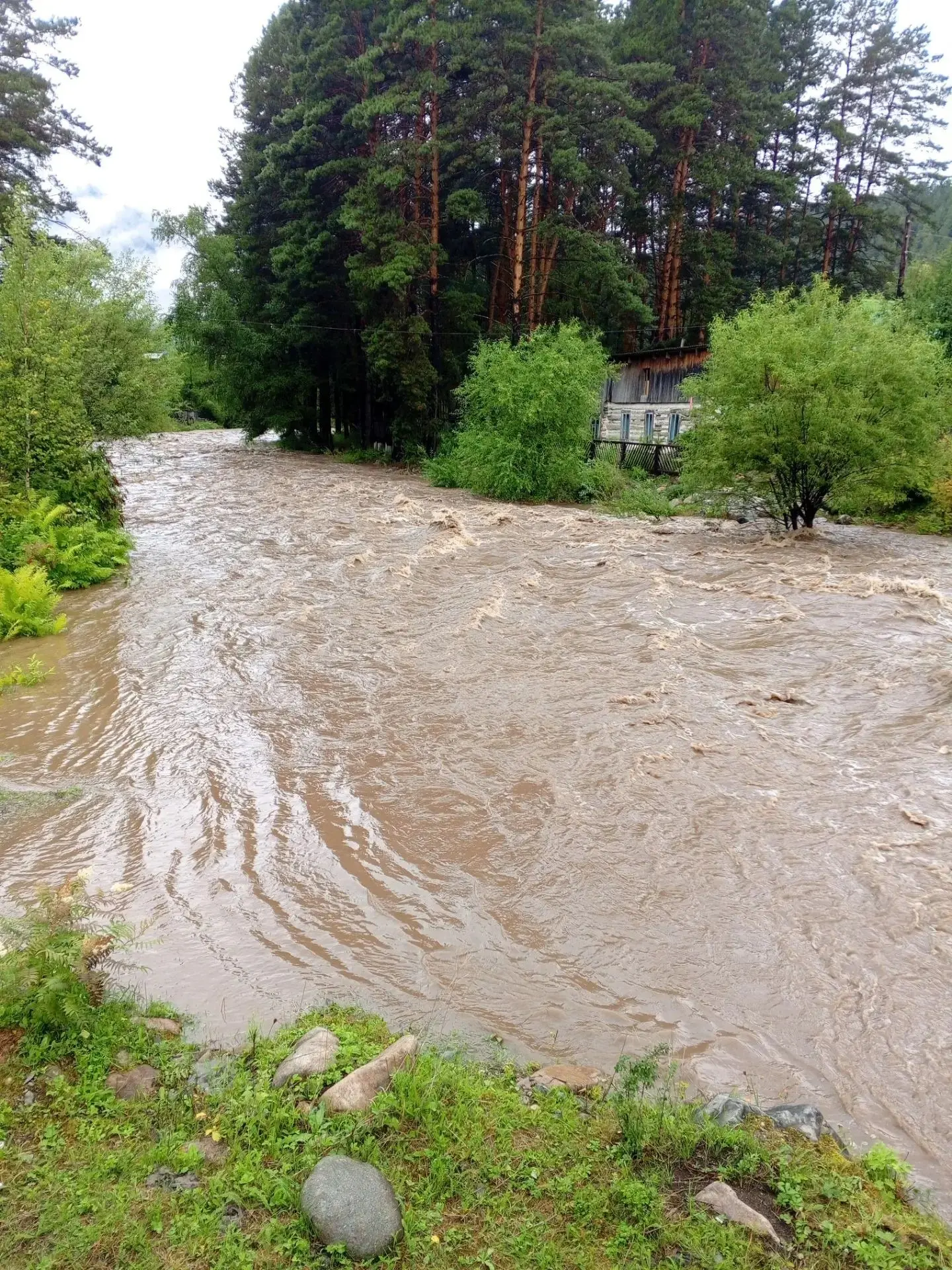 🌧 В связи с дождями поднялся уровень воды в реке Элекмонар. В этой связи власти просят ограничить п