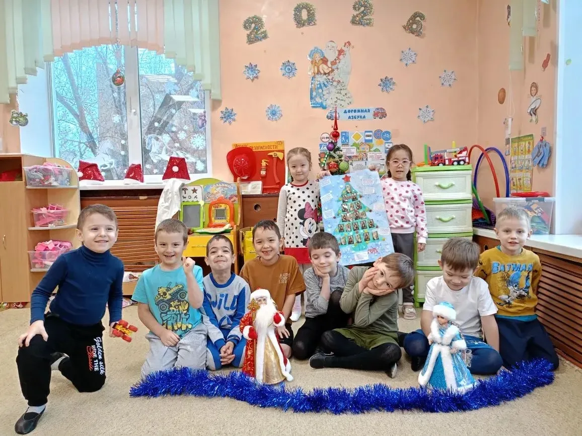 Коллективная аппликация в группе «Звёздочка», изготовление подарочной открытки🎄🌲