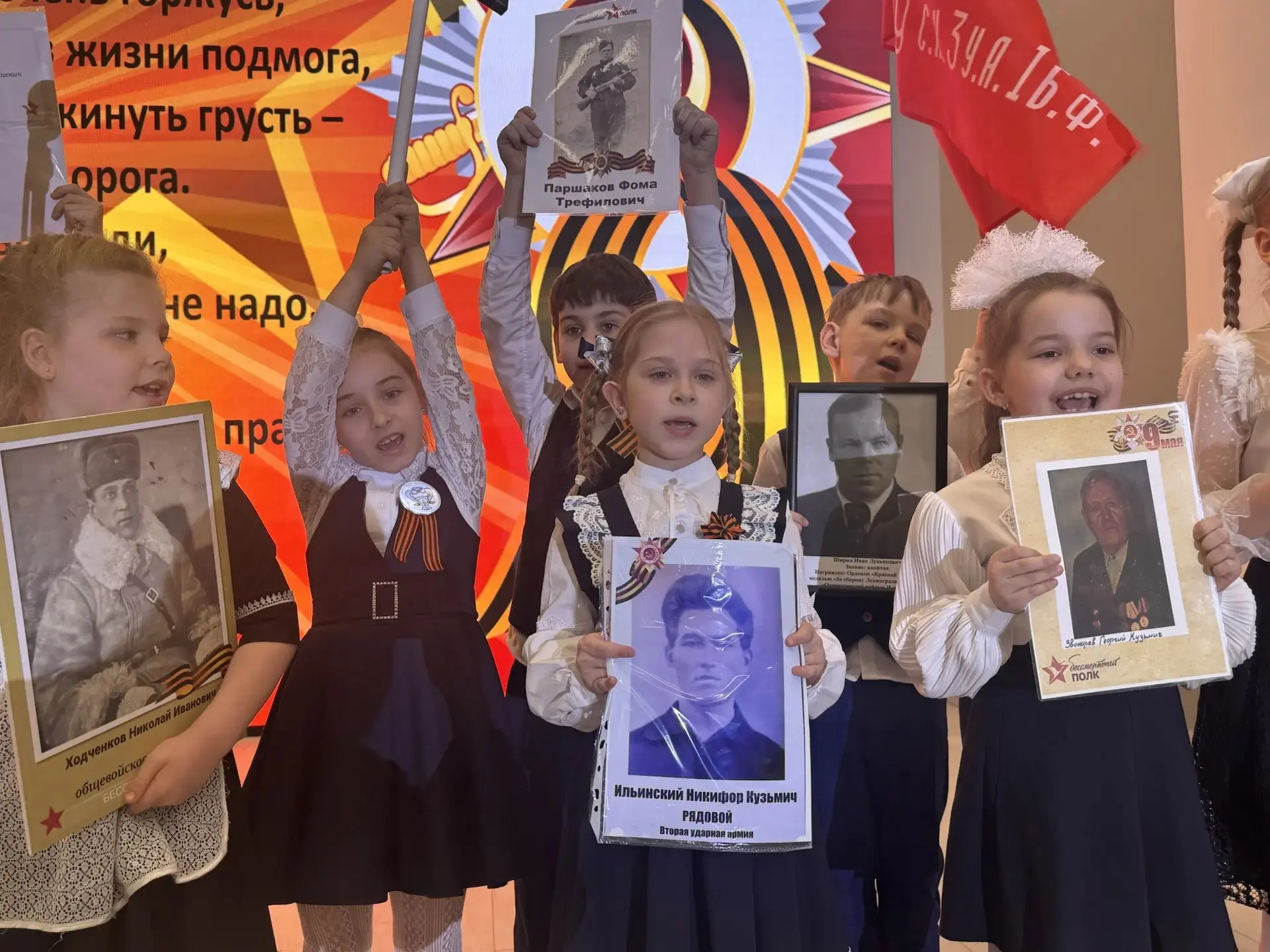 🇷🇺 Символы Победы: как первые классы почтили память героев  В преддверии 81-й годовщины Победы в Вел