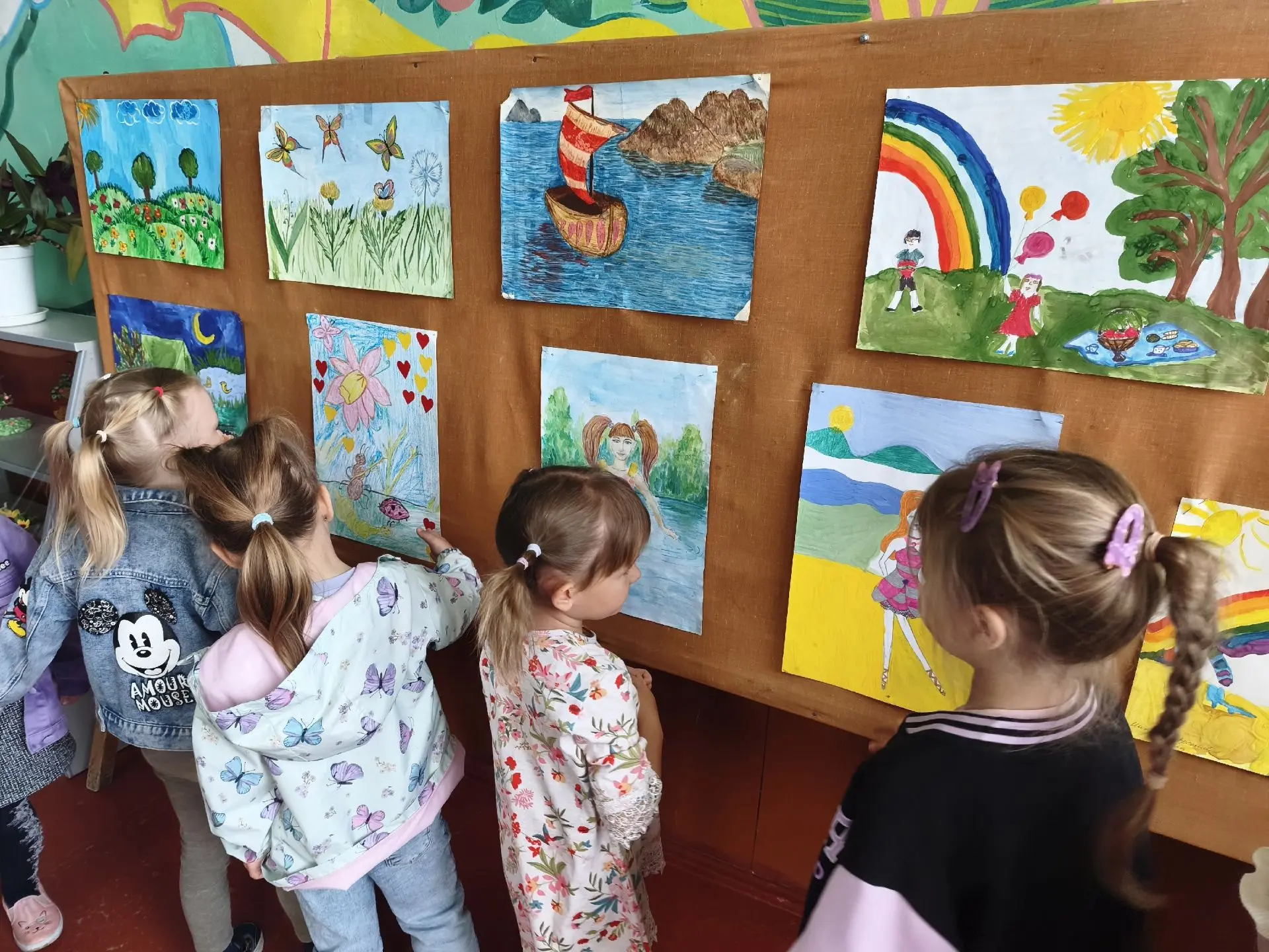 🌞 Моё любимое лето. 🌞В фойе клуба открыта выставка рисунков детей посёлка Таловый. Идея выставки в
