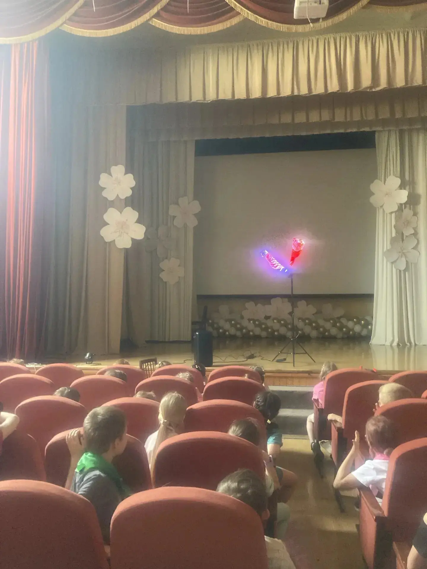 🌊 Погружение без акваланга состоялось!

Сегодня ребята посетили голографическое шоу «Подводные обит