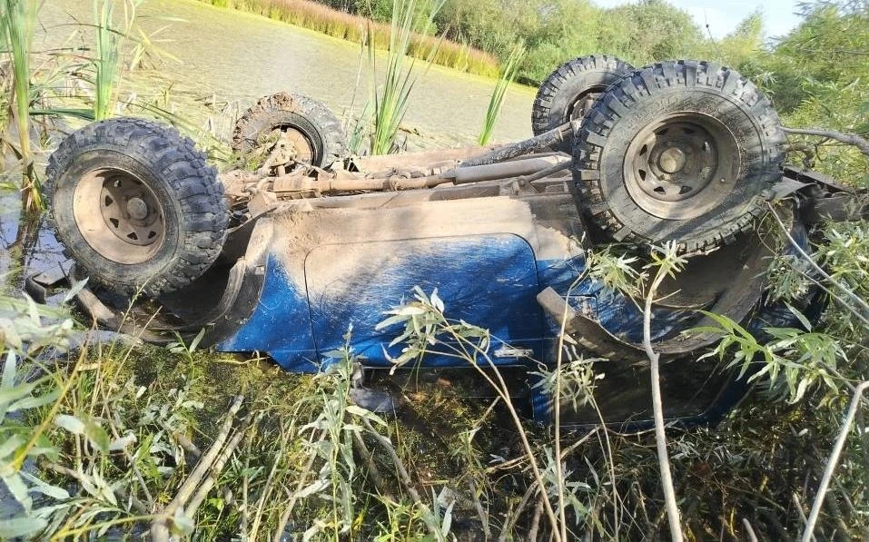 В Советском районе водитель на «ВАЗе» опрокинулся в кювет