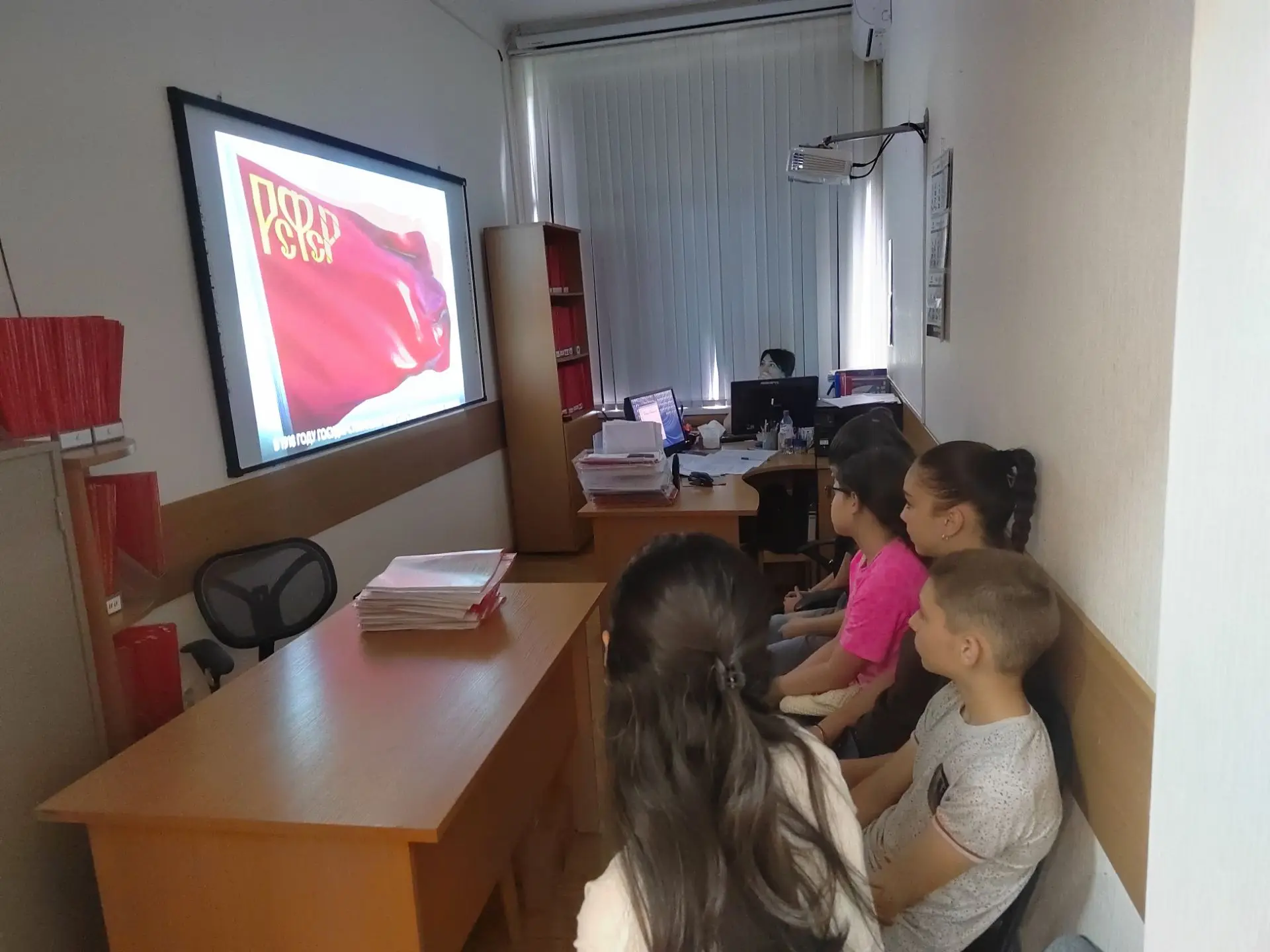 В преддверии Дня Государственного флага для маленьких получателей услуг КЦСОН Затеречно...