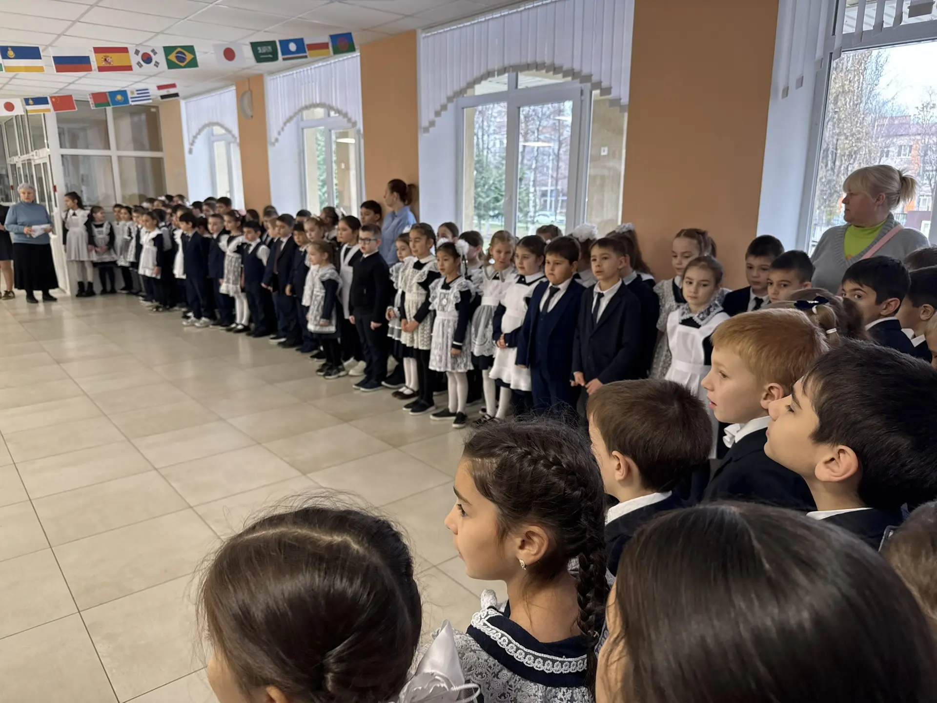 🇷🇺 Утро понедельника 1 декабря в нашей школе традиционно началось с торжественной линейки, церемонии