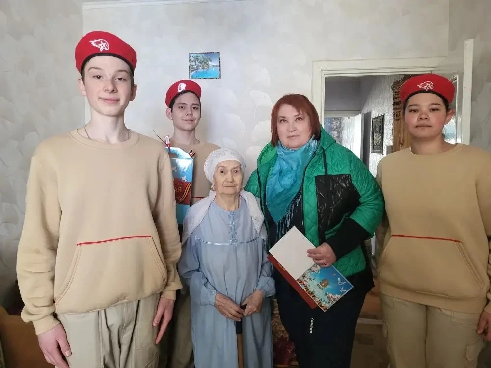 Подвиг в памяти, благодарность в сердцах ❤️   В канун празднования 81-летия ВОВ учащиеся и юнармейцы