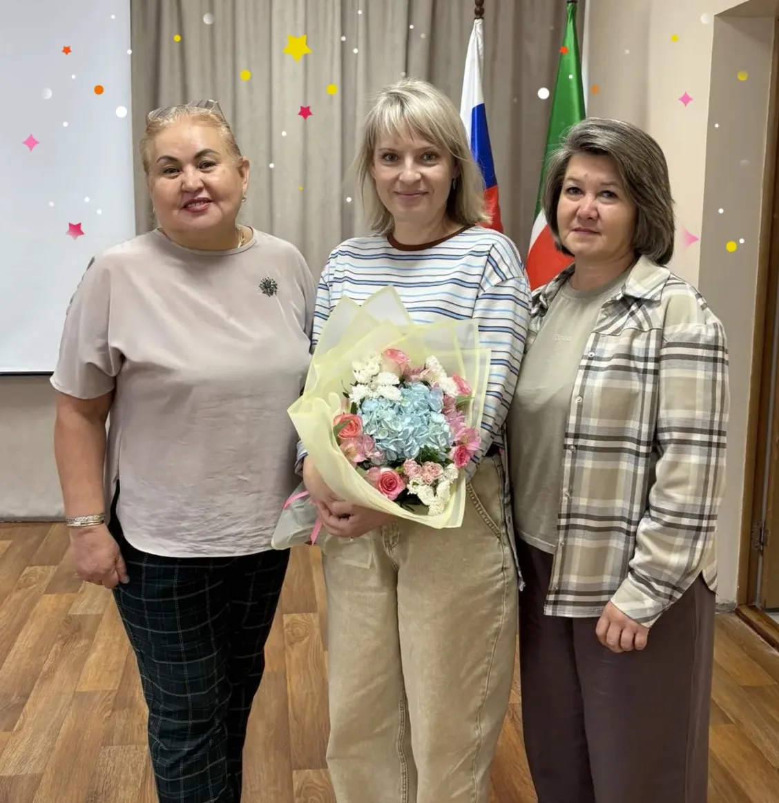 На педагогическом совете был особенный момент — коллектив школы поздравил с юбилеем учи...
