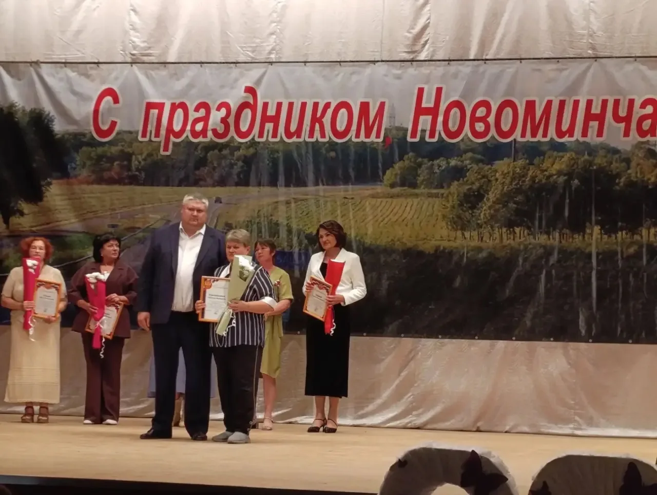 Сегодня, в честь празднования Дня станицы Новоминской чествовали лучших работников всех...