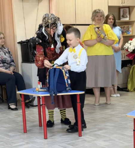 В группе "Непоседы" состоялся выпускной утренник на тему "Вот и стали мы на год взросле...