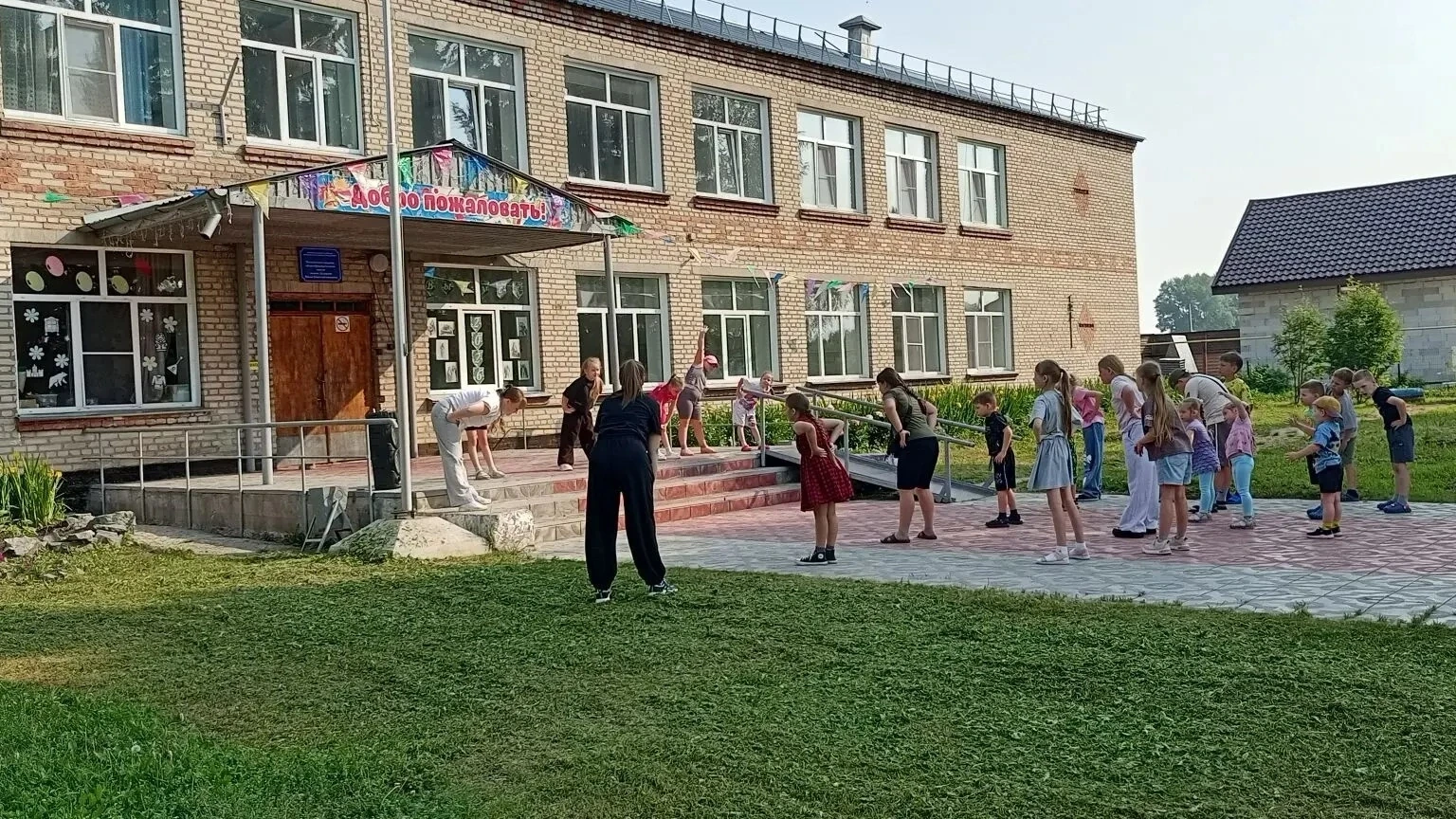 День в нашем пришкольном лагере начался с бодрой зарядки!

Ребята с большим энтузиазмом выполняли фи