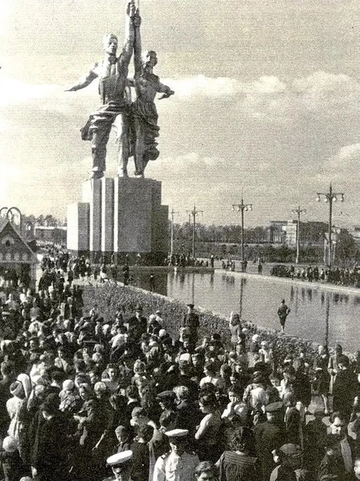 1954-56 годы. ВСХВ. У северного входа.