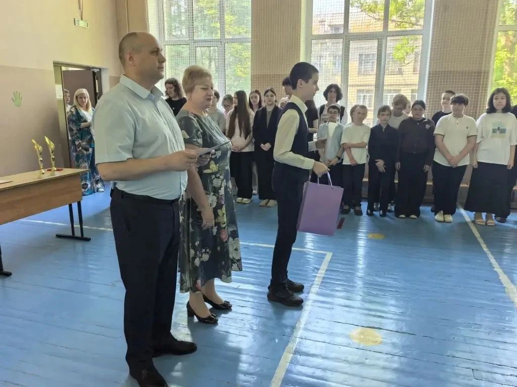 В пятницу в спортивном зале школы прошло награждение команд, которые приняли  участие в военно-спорт