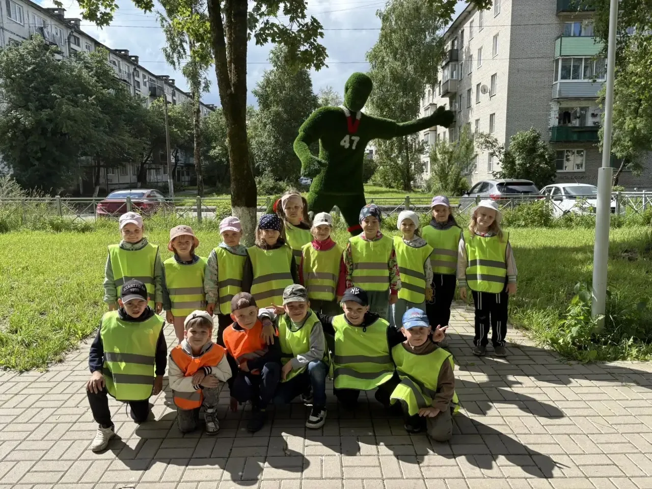 Сегодня дети подготовительной и старшей группы посетили общественную территорию «Спорти...