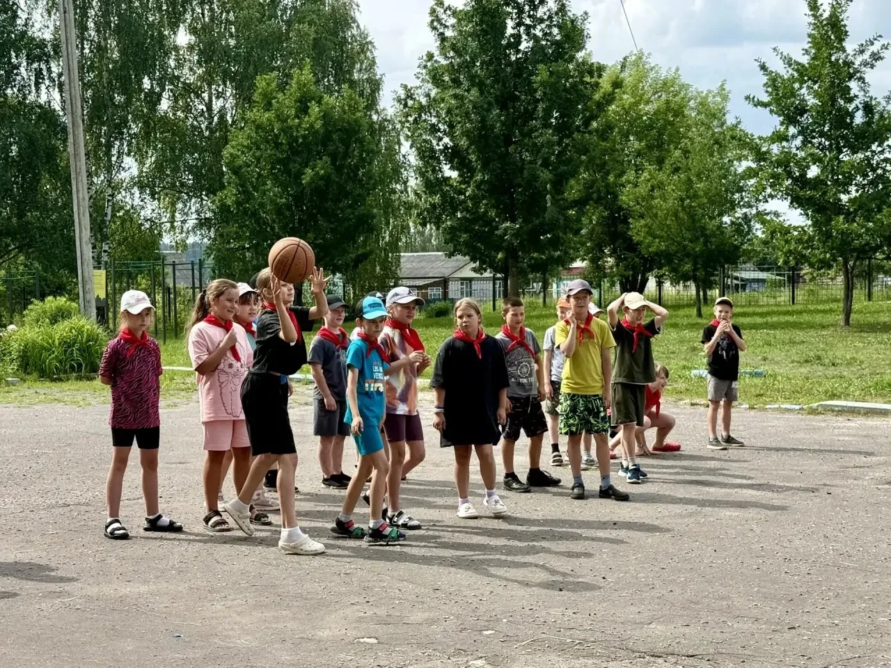 Сегодня в лагере «Здоровячок» при школе прошла настоящая битва — в хорошем смысле.🤗

Собрали разнов