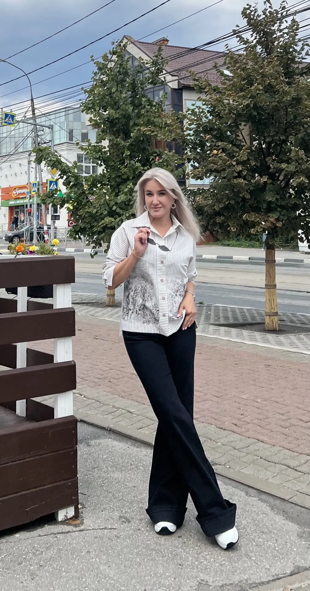 Повседневный образ, в котором комфортно весь день! Чёрные джинсы — расклешенные от коле...