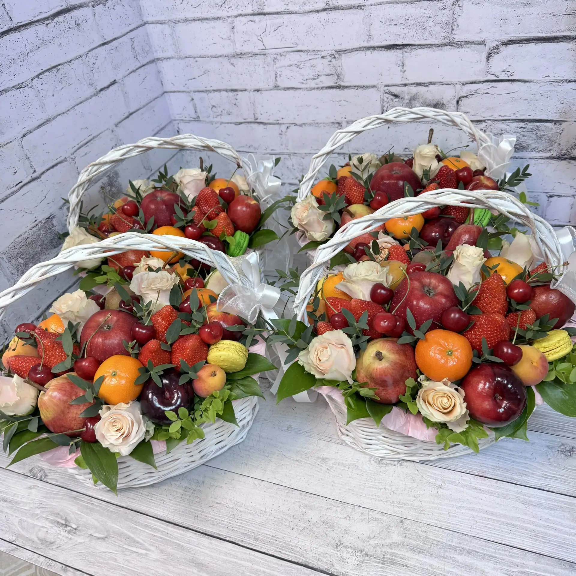 🍒🍒….Фруктовые лукошки с цветами для учителей.