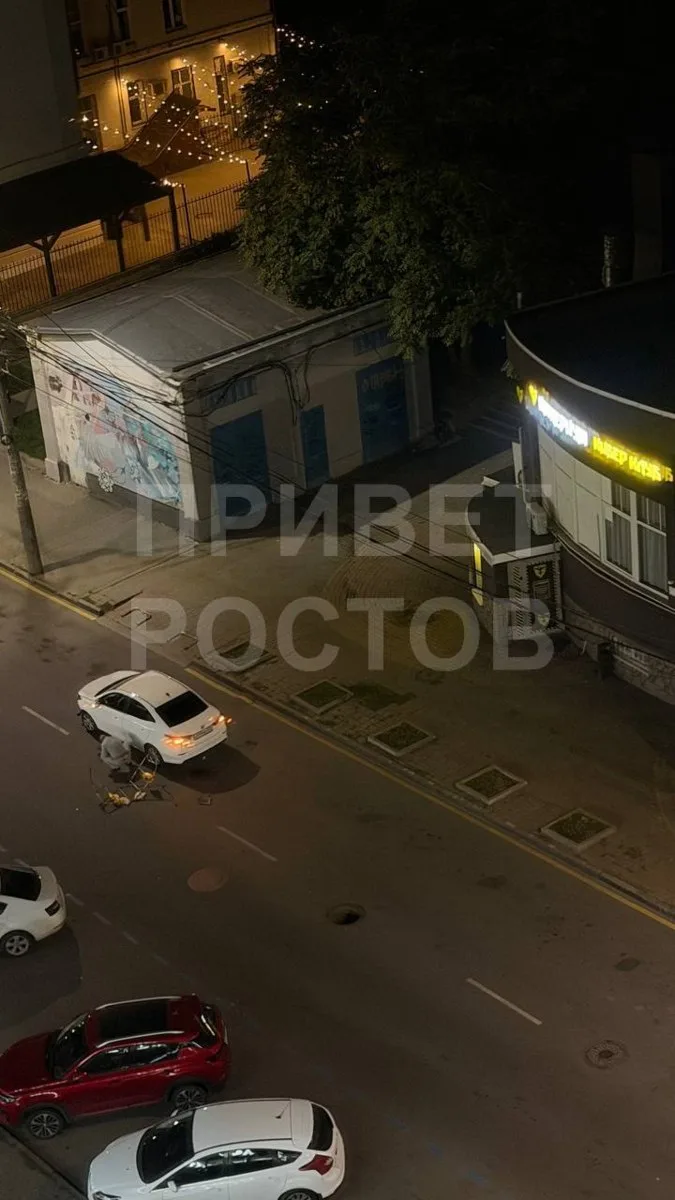 🕳 На Социалистической люк украли неделю назад, а яму заткнули палками — в итоге туда п...
