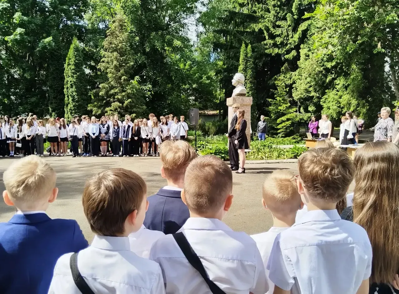 В орловских школах проходят праздничные последние звонки  Сегодня в лицее №1 города Орла состоялась 