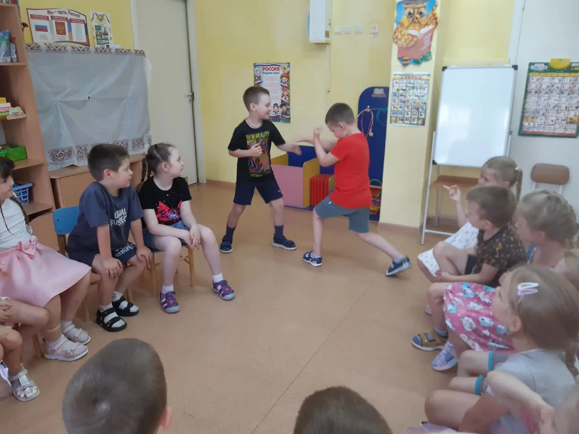 Вчера, 27.07, в нашем детском саду прошёл «День спортивных игр».

Сначала вспоминали все виды спорта