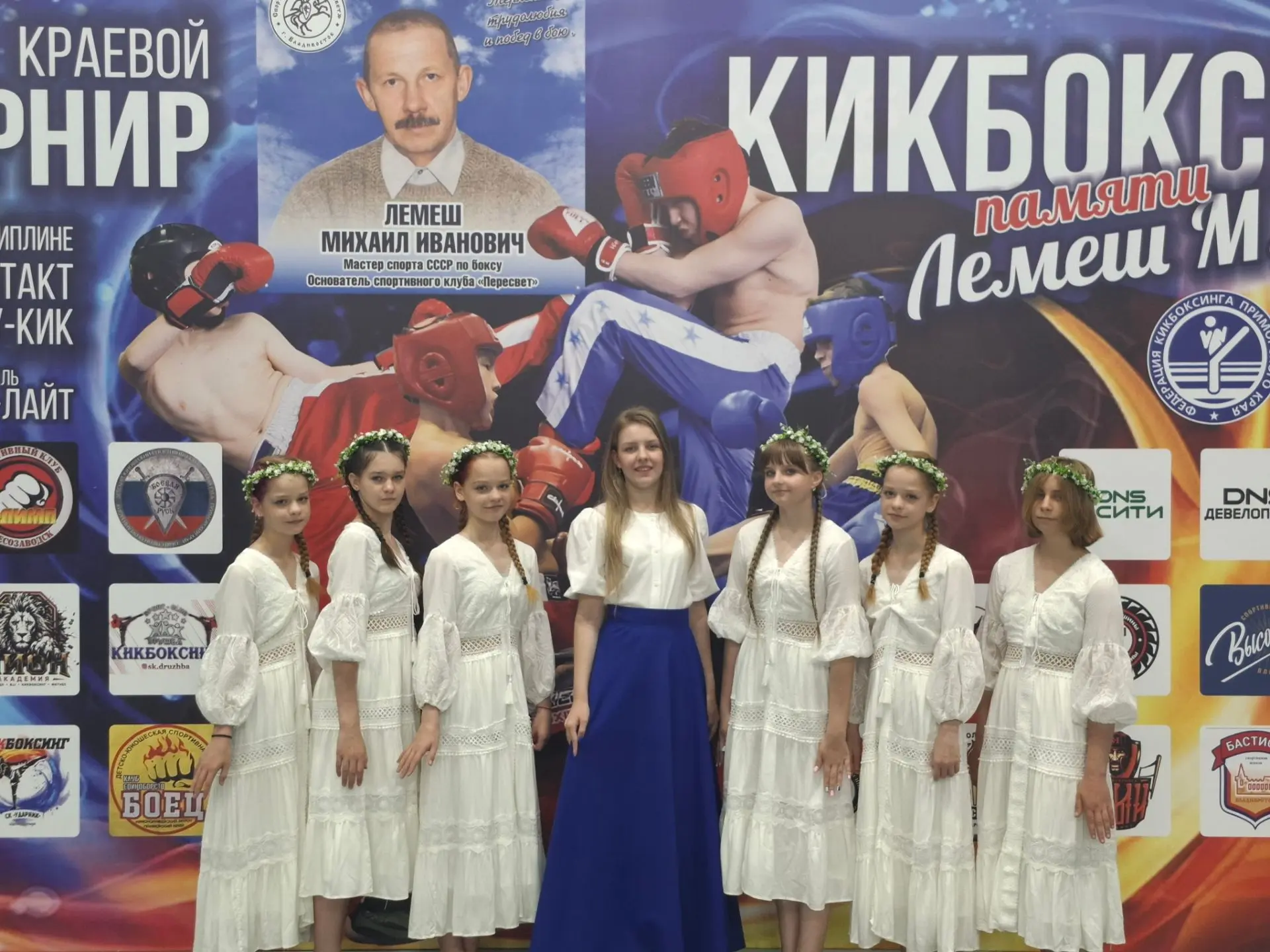 Наши звёздочки из старшей группы танцевального коллектива "Ландрин" совместно с солисткой вокальной 