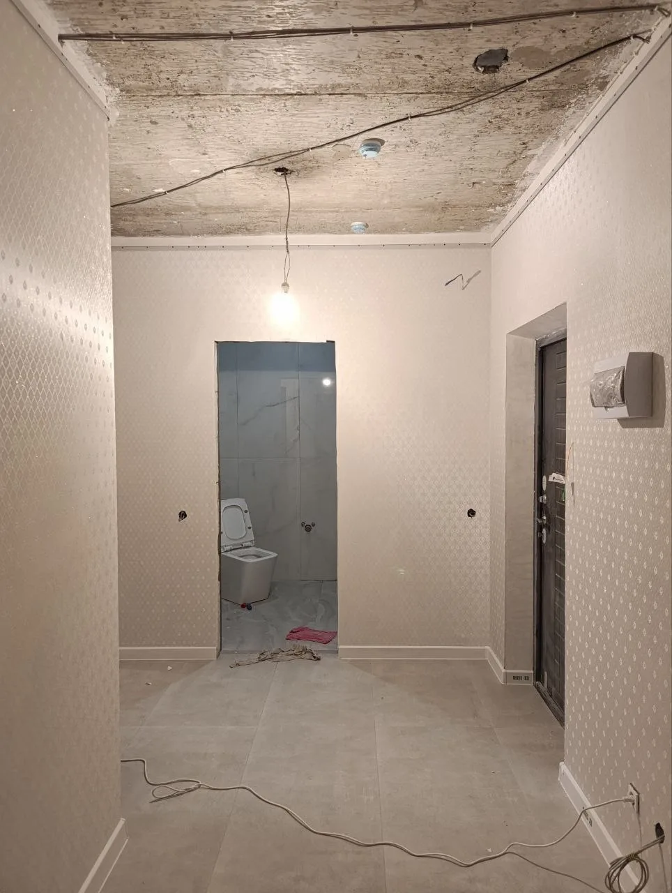 Квартира в ЖК "Адмирал": поклеили обои Palitra Home! Стены идеально прогрунтовали и под...